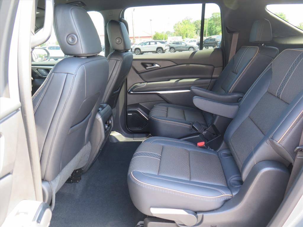 Used 2025 Chevrolet Traverse High Country FWD image 24
