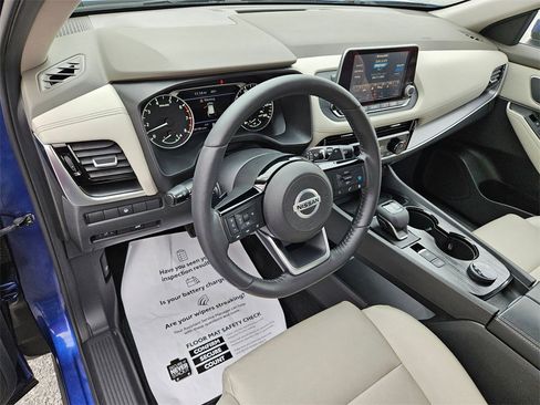 Used 2021 Nissan Rogue SV w/ Premium Package image 9