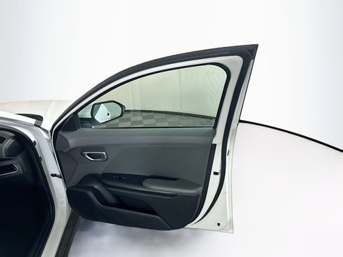 Used 2025 Kia K4 LXS image 30