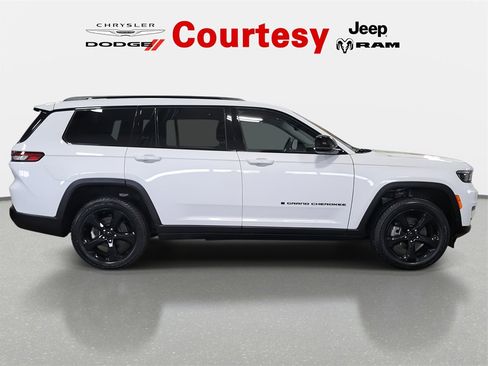 Certified 2023 Jeep Grand Cherokee L Limited w/ Black Appearance Package image 4