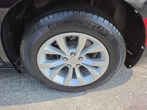 Used 2015 Chrysler 300 Limited RWD image 11