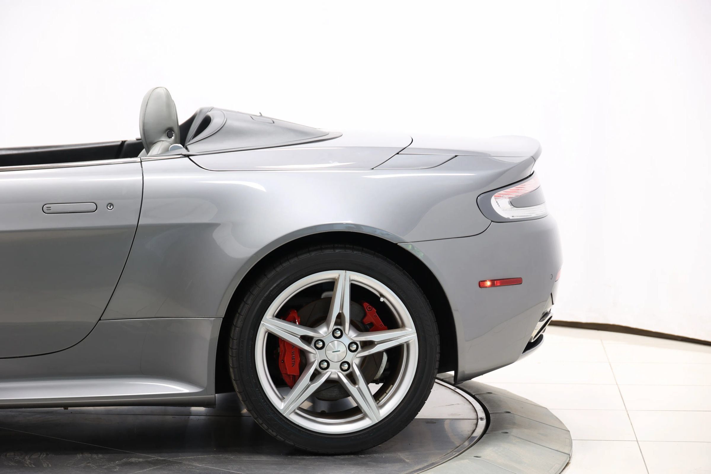 Used 2016 Aston Martin V8 Vantage S RWD image 11
