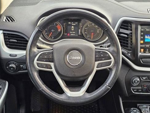 Used 2018 Jeep Cherokee Latitude Plus w/ Comfort/Convenience Group image 17