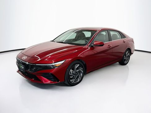Used 2025 Hyundai Elantra SEL FWD image 3