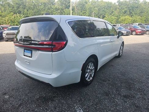 Used 2024 Chrysler Pacifica Touring-L FWD image 8