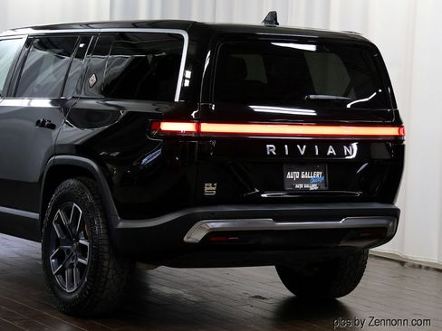 Used 2023 Rivian R1S Launch Edition image 8