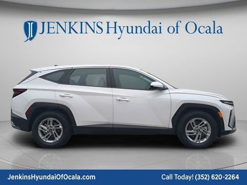Used 2025 Hyundai Tucson SE FWD image 2