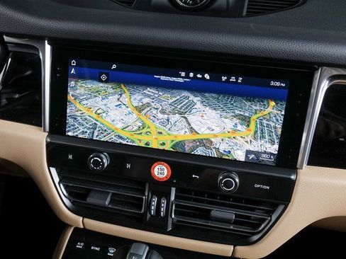 Certified 2025 Porsche Macan image 18