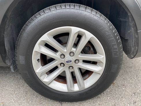 Used 2017 Ford Explorer XLT w/ Equipment Group 201A FWD image 27
