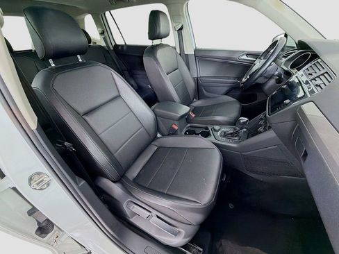 Used 2018 Volkswagen Tiguan SE w/ Panoramic Sunroof Package image 29