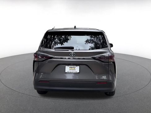 Used 2024 Toyota Sienna XLE FWD image 12