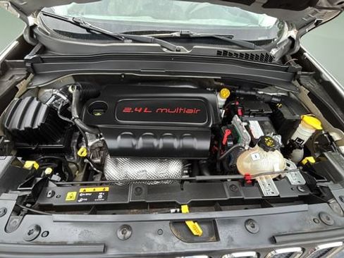 Used 2015 Jeep Renegade Latitude FWD image 31