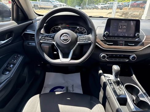 Used 2024 Nissan Altima 2.5 SV FWD image 13