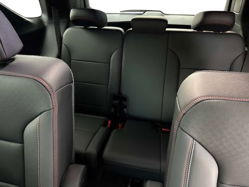 Used 2025 Chevrolet Traverse RS FWD image 16