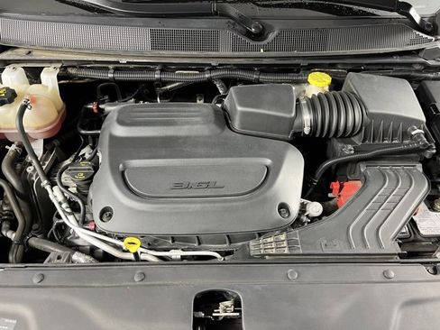 Used 2021 Chrysler Pacifica Touring-L image 42