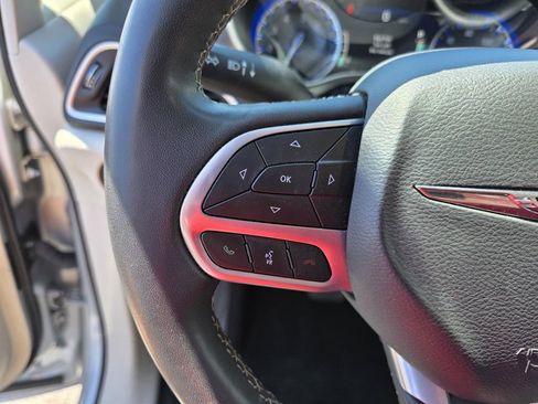 Used 2023 Chrysler Pacifica Touring-L FWD image 18