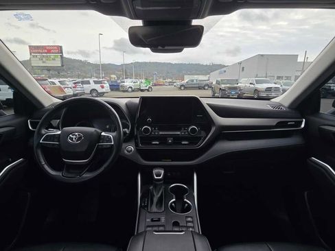 Used 2023 Toyota Highlander XLE image 15