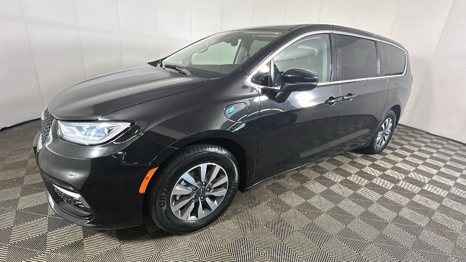 Used 2023 Chrysler Pacifica Touring-L FWD image 7