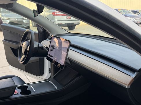 Used 2021 Tesla Model Y Long Range AWD/4WD image 31