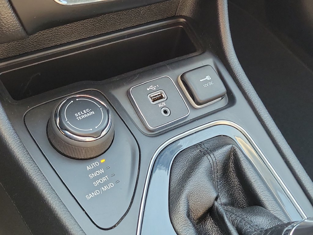 Used 2019 Jeep Cherokee Limited w/ Luxury Group AWD/4WD image 27