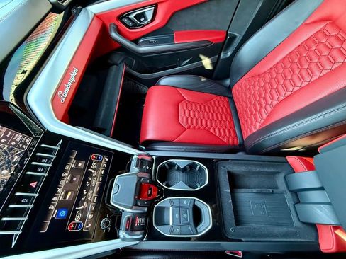 Used 2020 Lamborghini Urus AWD/4WD image 32