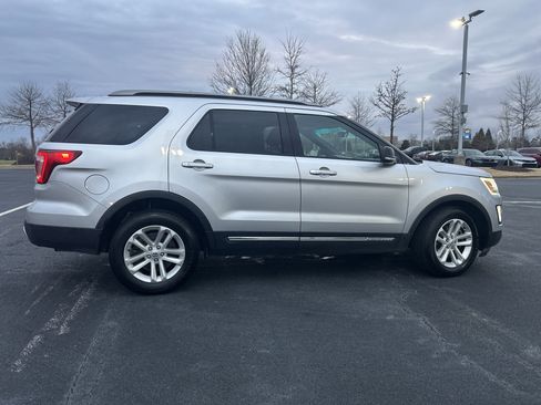 Used 2017 Ford Explorer XLT w/ Equipment Group 202A image 10