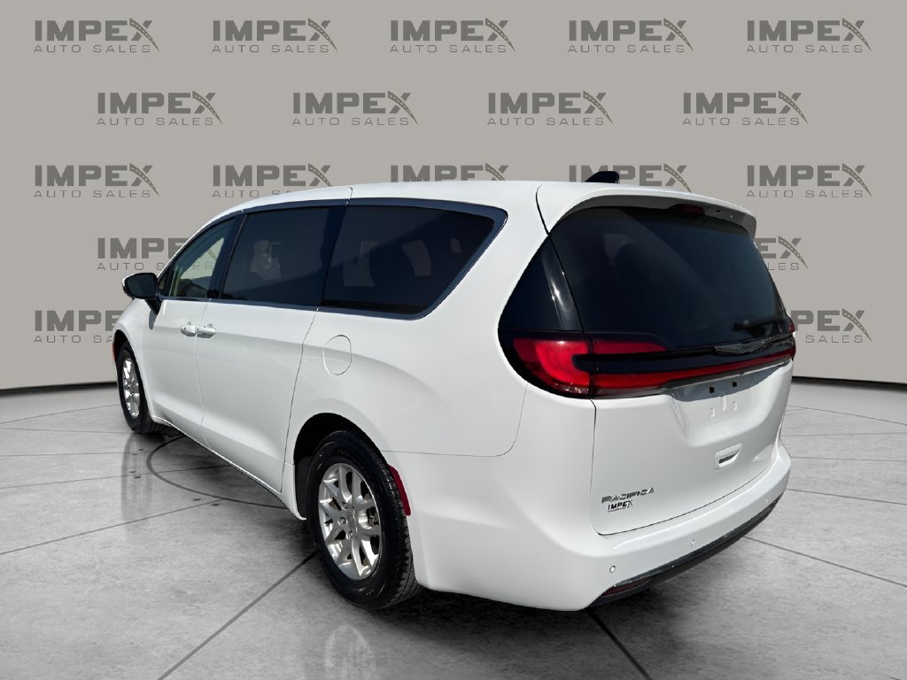 Used 2023 Chrysler Pacifica Touring-L FWD image 3