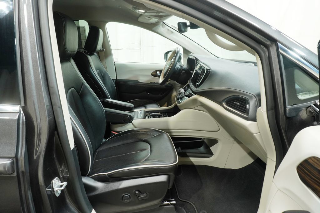 Used 2021 Chrysler Pacifica Limited w/ Uconnect Theater Family Group FWD image 15