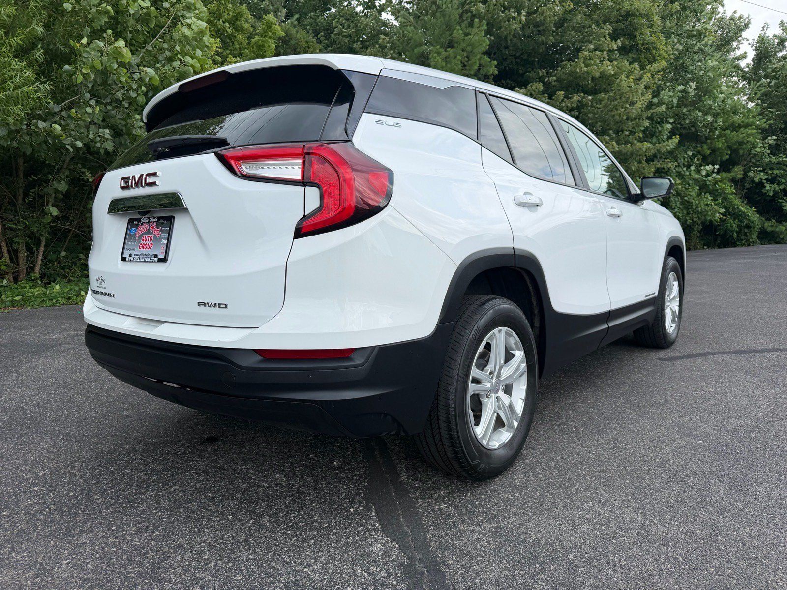 Used 2024 GMC Terrain SLE AWD/4WD image 17