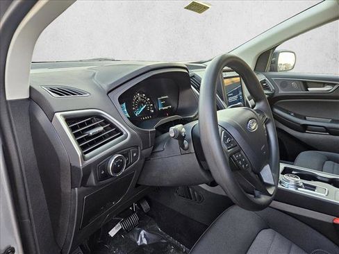 Used 2024 Ford Edge SE w/ Black Appearance Package image 3