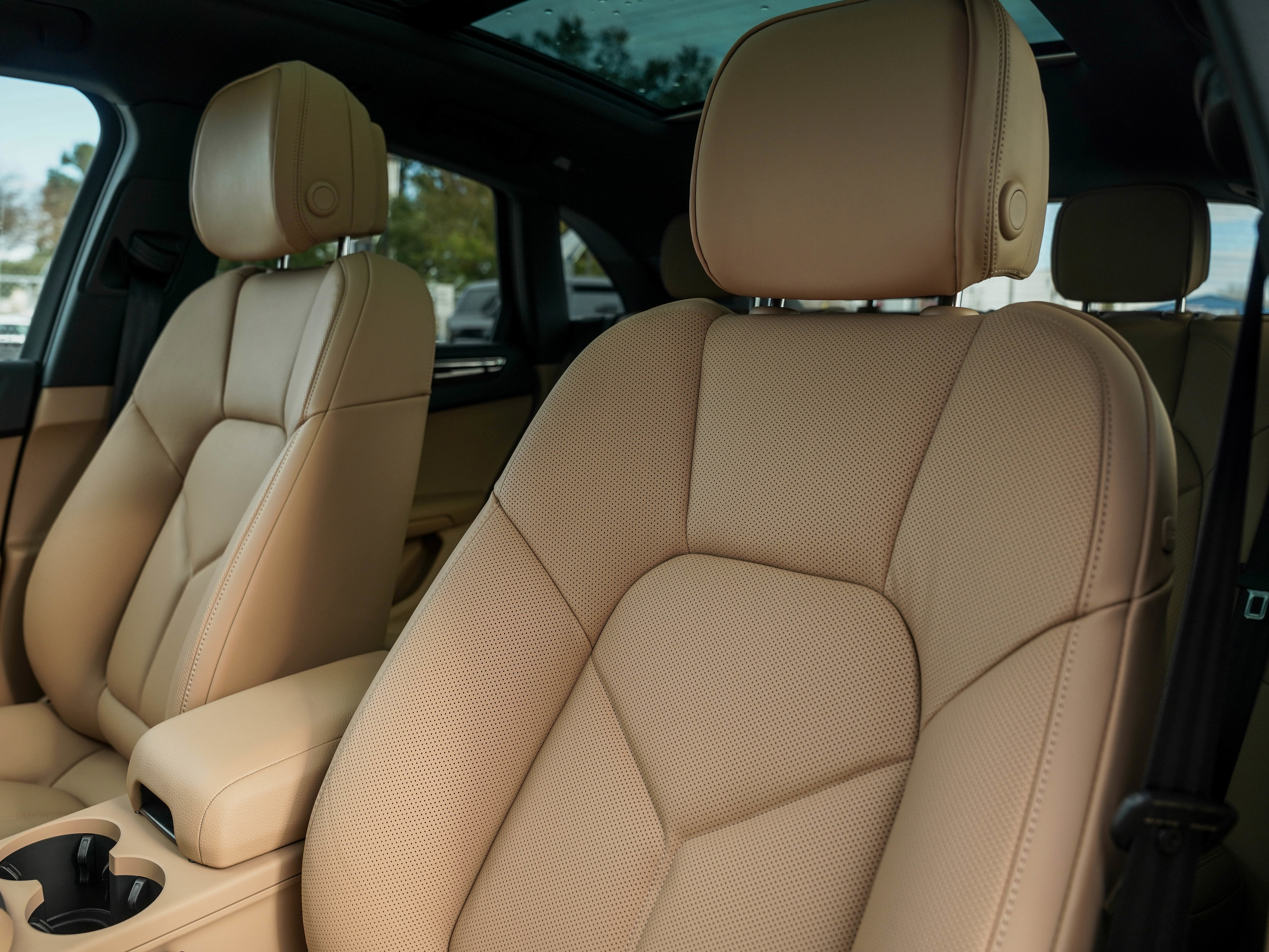 Certified 2026 Porsche Macan AWD/4WD image 5