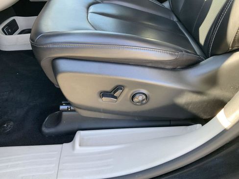 Used 2023 Chrysler Pacifica Touring-L image 26