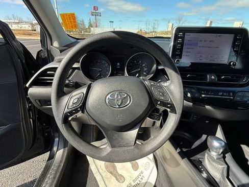 Used 2022 Toyota C-HR XLE image 17