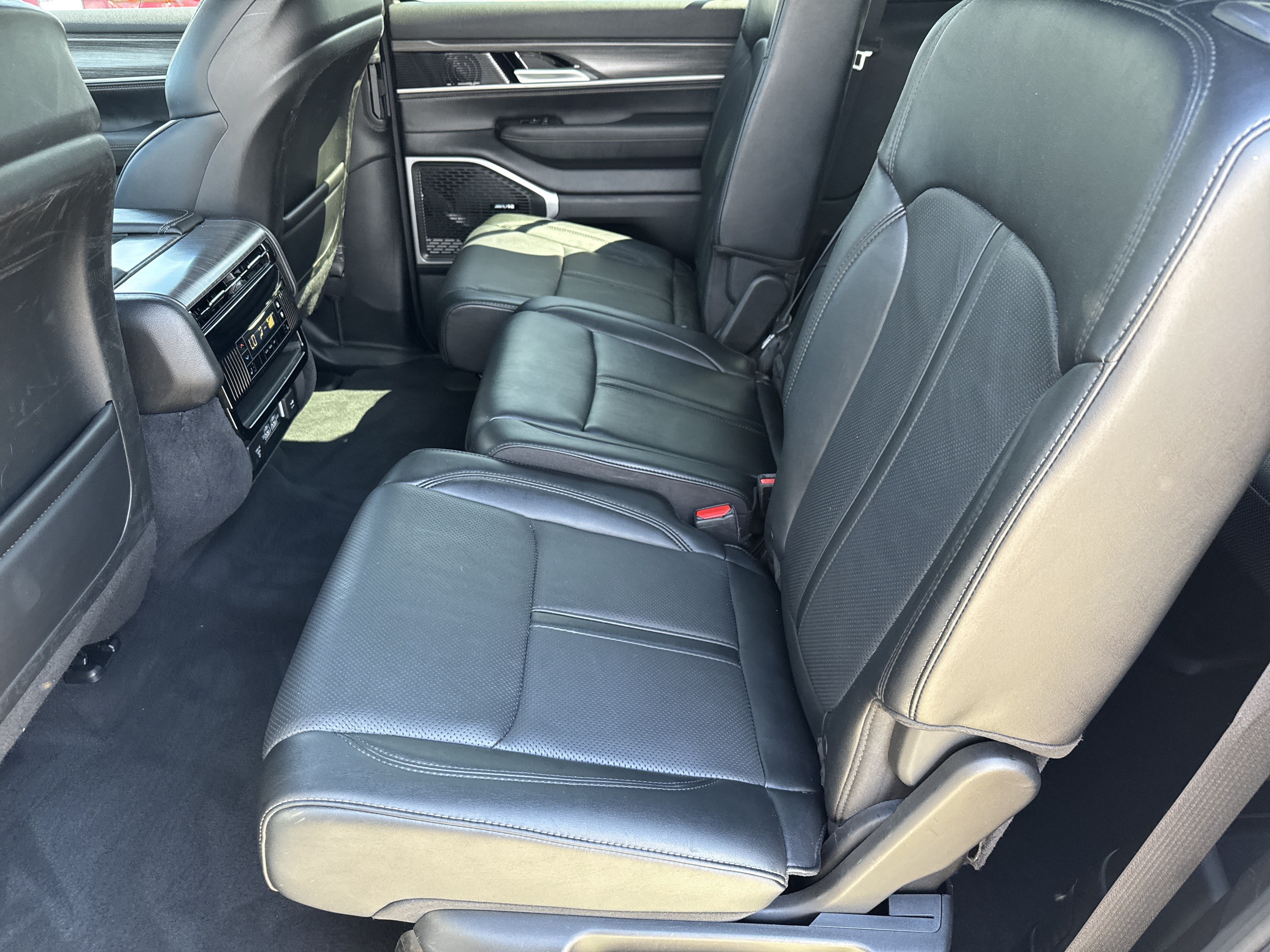 Used 2024 Jeep Wagoneer L Series II w/ Flexible Seating Group RWD image 6