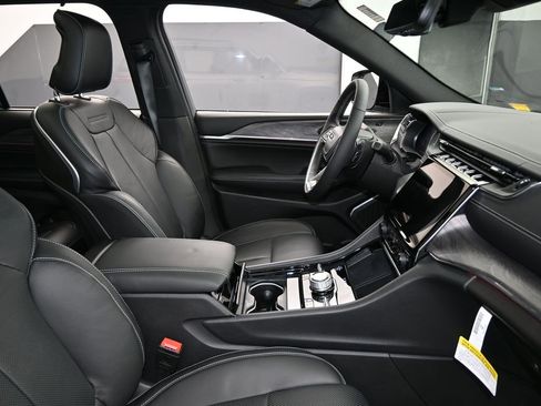 Used 2024 Jeep Grand Cherokee Overland w/ Luxury Tech Group IV image 52