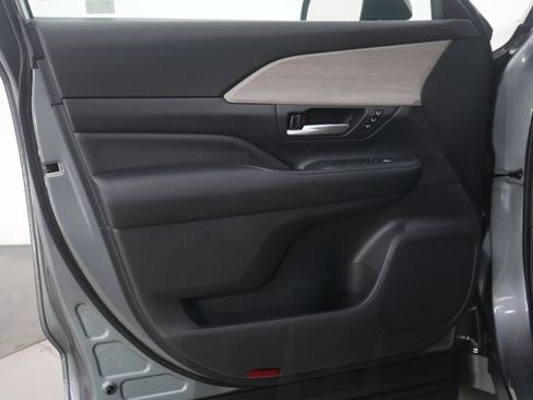 Used 2025 Toyota Grand Highlander AWD image 21