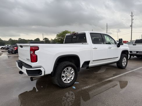 Used 2024 Chevrolet Silverado 2500 High Country w/ Technology Package AWD/4WD image 2
