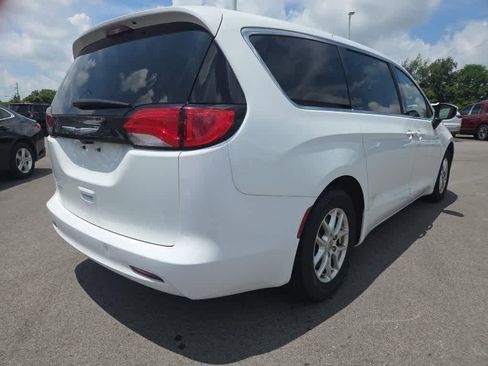 Used 2023 Chrysler Voyager LX image 3