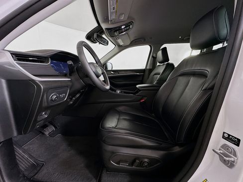 Used 2023 Jeep Grand Cherokee Limited w/ Black Appearance Package image 13