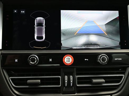 Certified 2025 Porsche Macan image 9