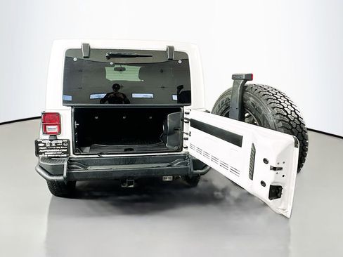 Used 2013 Jeep Wrangler Unlimited Sahara image 25