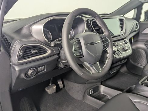 New 2026 Chrysler Pacifica Select FWD image 13