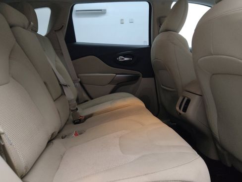 Used 2021 Jeep Cherokee Latitude FWD image 19