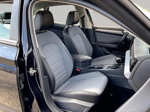 Used 2025 Volkswagen Jetta SE FWD image 9