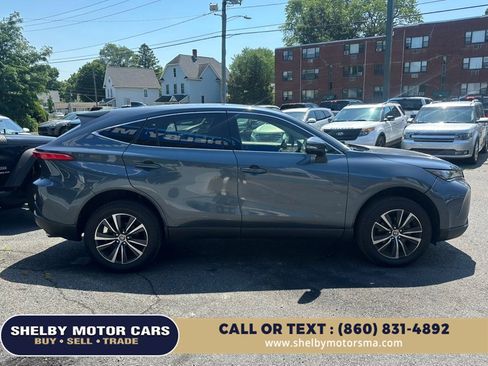 Used 2022 Toyota Venza LE AWD/4WD image 4