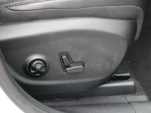 Used 2019 Jeep Cherokee Limited image 11