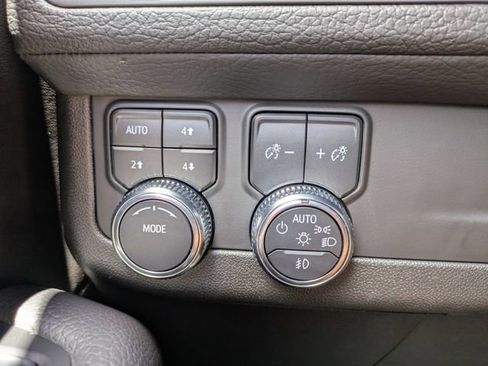 Used 2024 GMC Yukon XL Denali AWD/4WD image 28