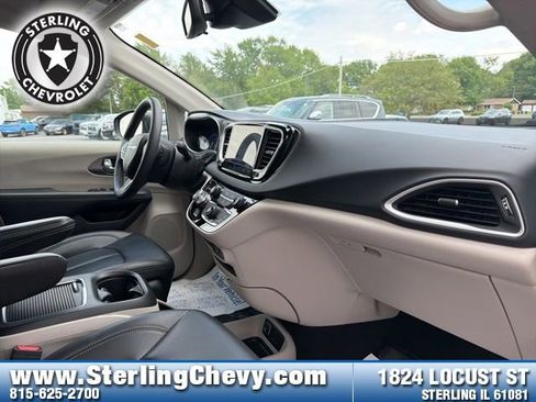Used 2023 Chrysler Pacifica Touring-L FWD image 10