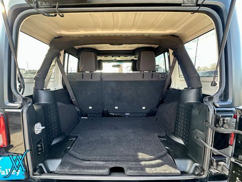 Used 2018 Jeep Wrangler Unlimited Sahara w/ Connectivity Group AWD/4WD image 38