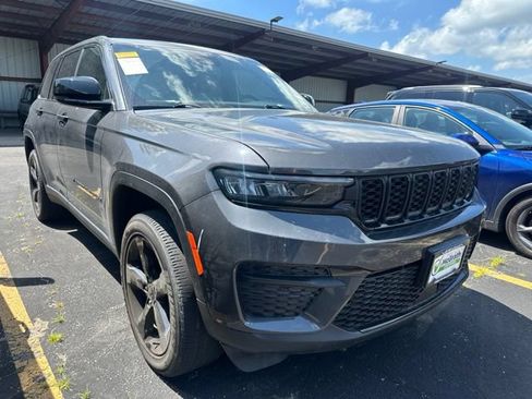 Used 2023 Jeep Grand Cherokee Altitude AWD/4WD image 2